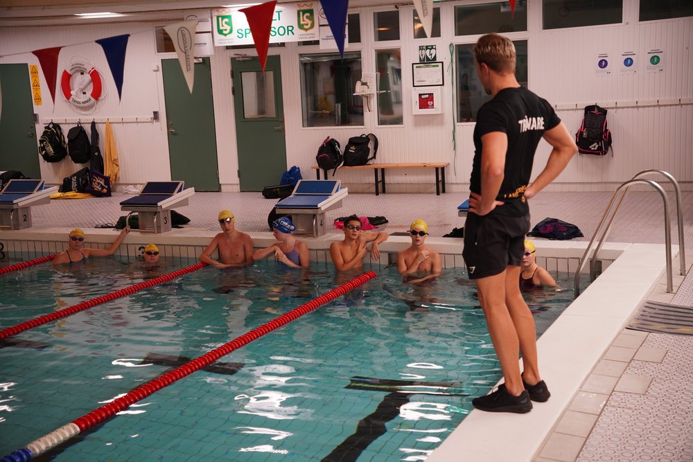Oskar arbetar med simmare vid en Swim Clinic